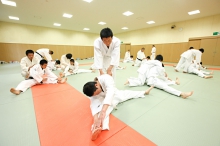受け身など護身の技能を身につけたうえで、投げ技・寝技などに取り組みます。